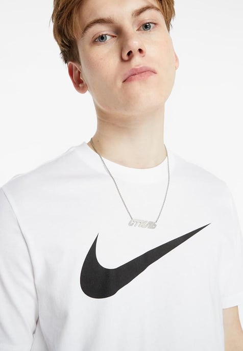 Camiseta blanca con logo Swoosh de Nike - Image 3