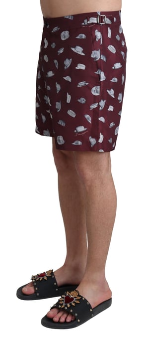 Pantalones cortos de baño de playa con estampado de gorras burdeos para hombres de Dolce & Gabbana - Image 2