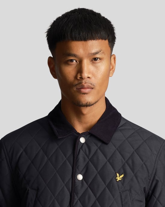 Chaqueta acolchada en azul marino oscuro con emblema de la marca Lyle & Scott - Image 4