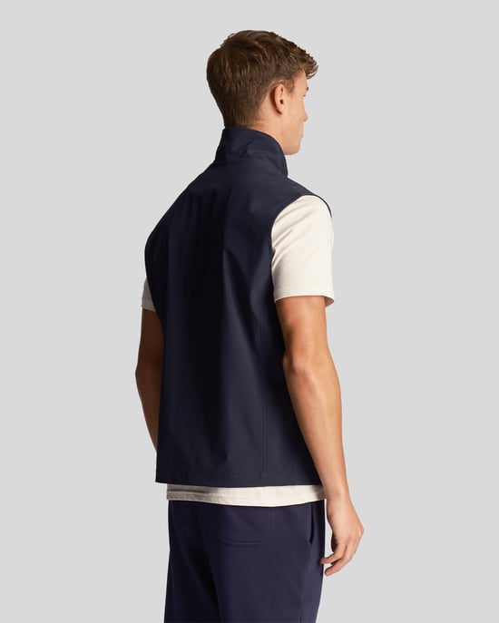 Chaqueta tipo chaleco softshell azul marino con logo de la marca Lyle & Scott - Image 3