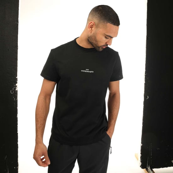 Camiseta de logo de texto bordado de Maison Margiela para hombre en negro - Image 4