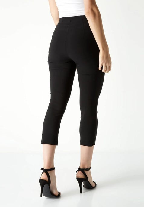 Pantalones elásticos cortos para mujer de M&CO en negro - Image 2