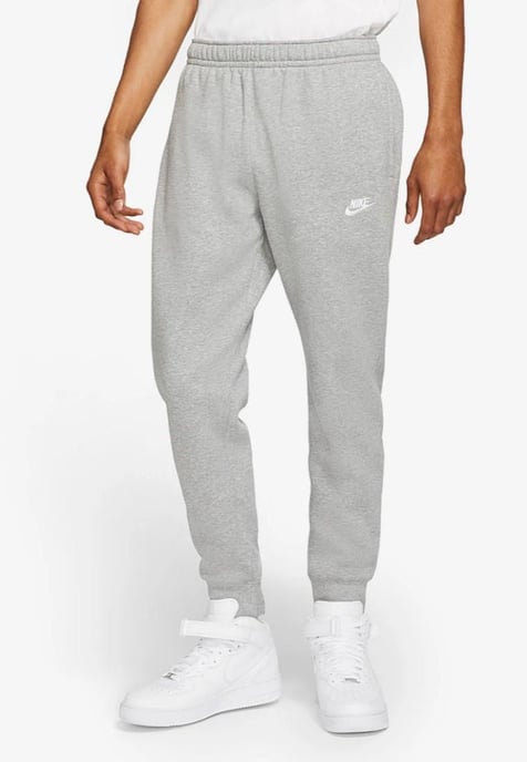 Joggers Nike Sportswear Club Fleece Grises - Image 1