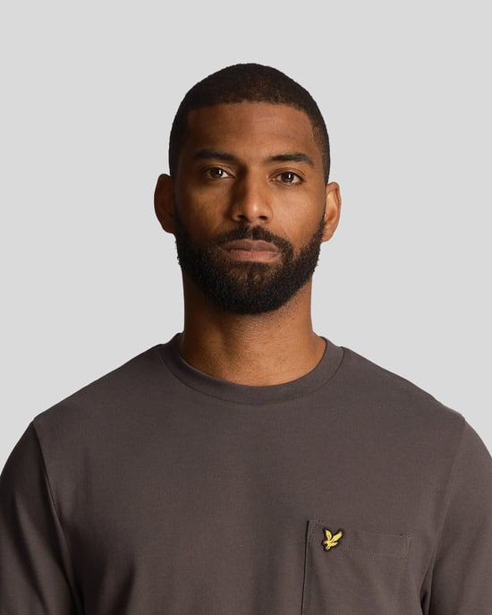 Camiseta lisa de pique con bolsillo en color bronce de Lyle & Scott - Image 4