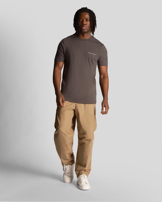 Camiseta lisa color bronce con logo bordado de Lyle & Scott - Image 2