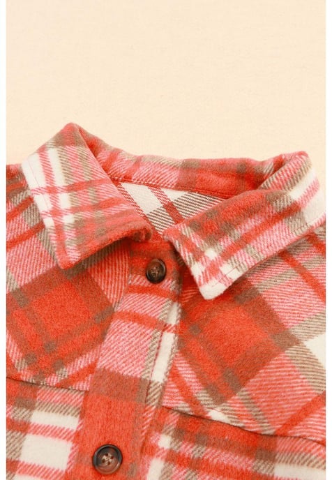 Chaqueta tipo shacket de mujer con mangas de sherpa y estampado de cuadros en rojo - Image 6