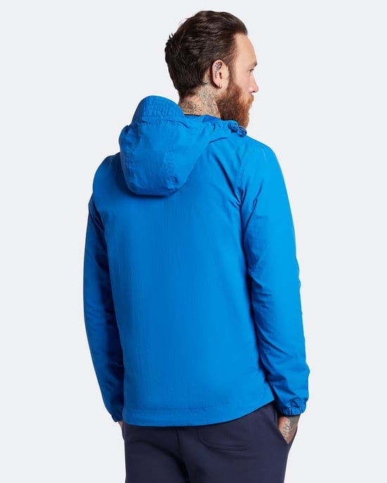 Chaqueta ligera corta con capucha en azul brillante con la marca Lyle & Scott - Image 4