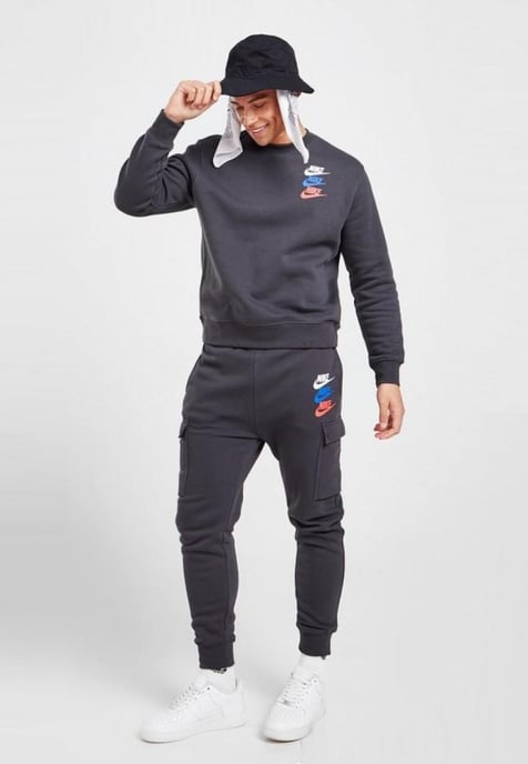 Chándal con cuello redondo Standard Issue de Nike para hombre en gris humo oscuro - Image 1