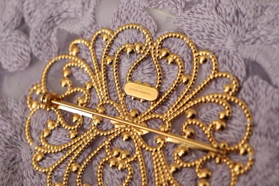 Broche para mujer en tono dorado con flores moradas de Dolce & Gabbana - Image 5