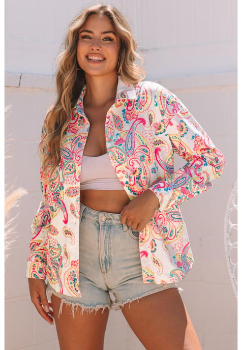 Chaqueta tipo shacket de pana con estampado de paisley para mujer en blanco - Image 1