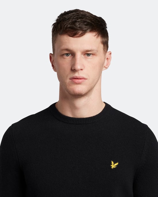 Jersey de mezcla de jaspeado en negro azabache de lana de cordero con cuello redondo de Lyle & Scott - Image 4