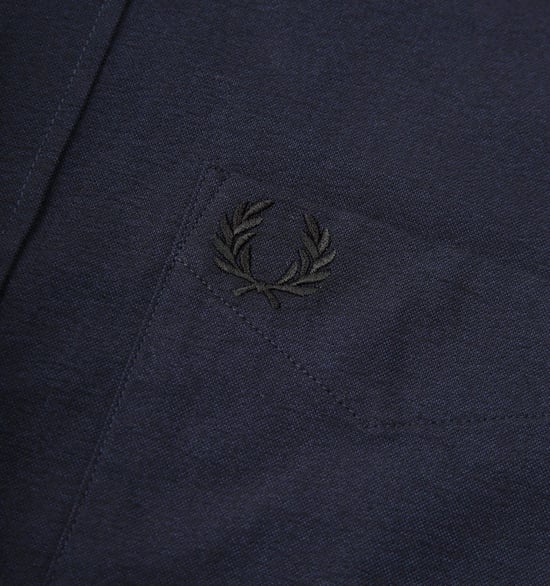 Camisa Oxford de manga larga en azul marino francés con bolsillo con la marca de Fred Perry - Image 4