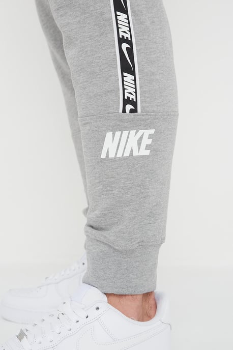 Nike Joggers de polar con puños y logo repetido en gris para hombre - Image 6