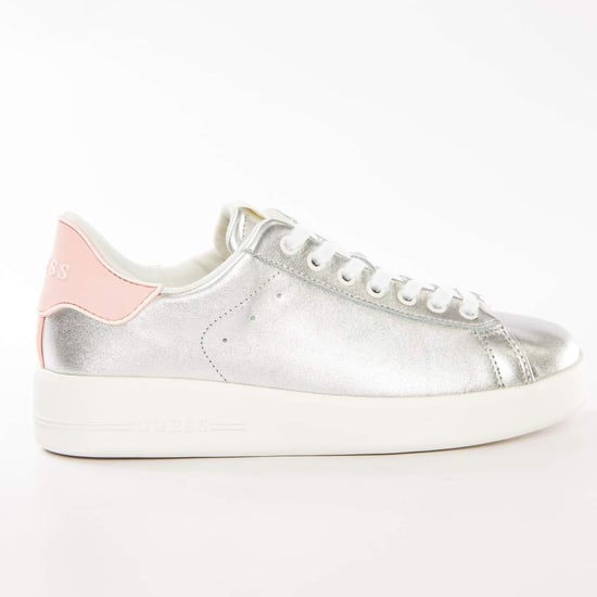 Zapatillas clásicas plateadas Guess para mujer - Image 4