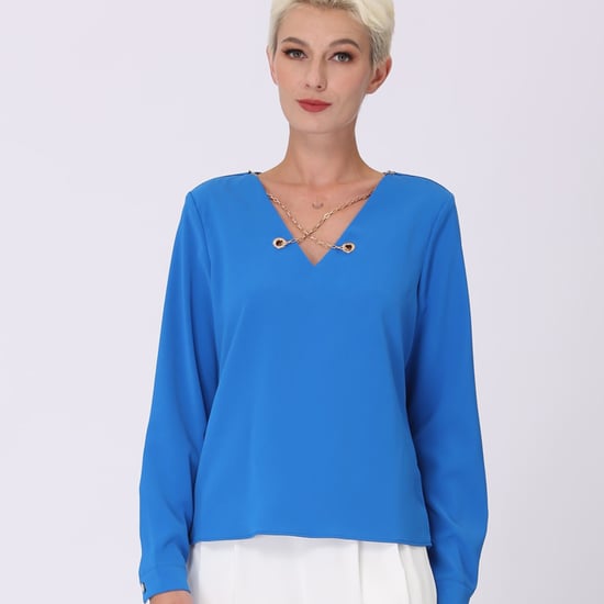 V -neck blouse and decorative chain - Image 4
