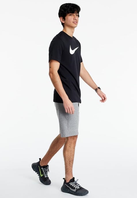 Camiseta negra con logo Swoosh de Nike - Image 4