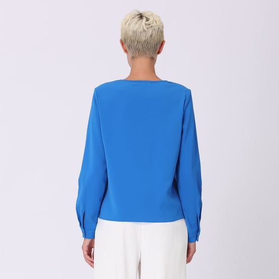 V -neck blouse and decorative chain - Image 3