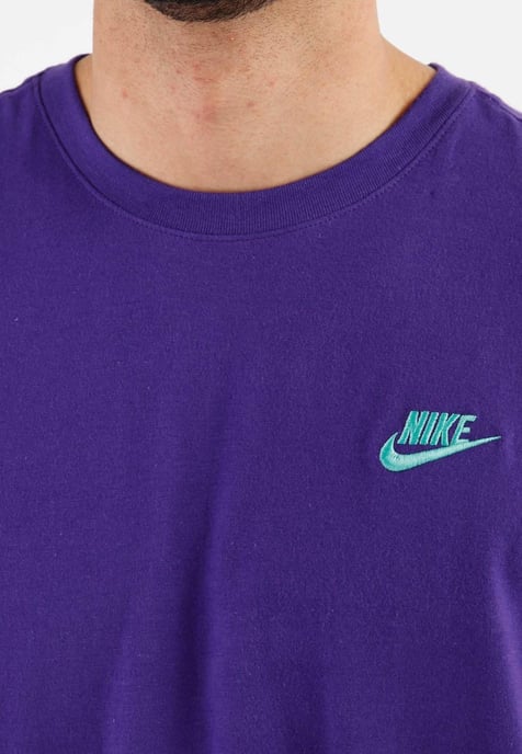 Camiseta Nike Sportswear Club para hombre en morado - Image 3