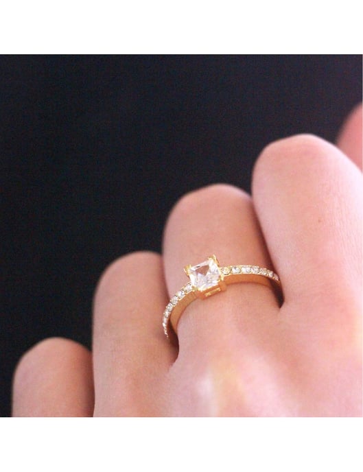 Anillo Cuadrado Simple - Oro y Cristal - Image 6