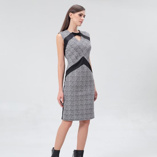 Fitted cocktail dress with geometric print and jersey garnish - Image 1