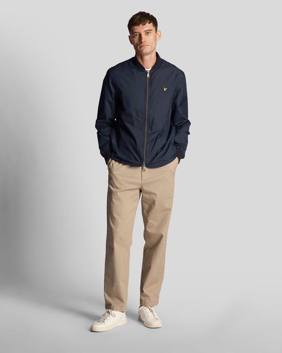 Chaqueta bomber azul marino con la marca Lyle & Scott - Image 2