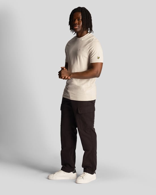 Camiseta color crema lisa con logo bordado de Lyle & Scott - Image 1