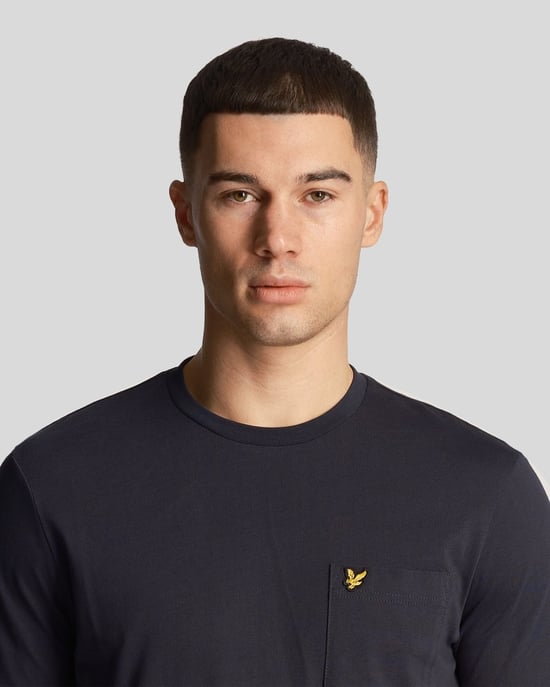 Camiseta azul marino oscuro con bolsillo en el pecho de Lyle Scott - Image 2