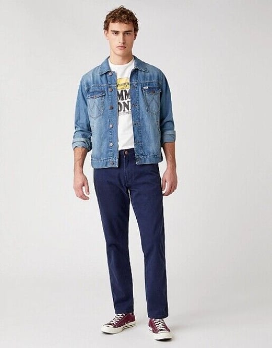 GB - Wrangler - CASEY JONES CHINO DARK SAPPHIRE - Image 2