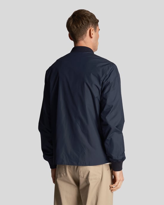 Chaqueta bomber azul marino con la marca Lyle & Scott - Image 3