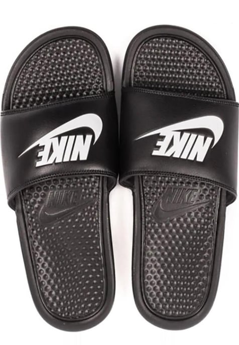 Chanclas Nike Benassi Slip On en Negro/Blanco - Image 1