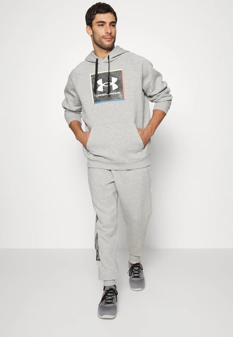 Under Armour Chándal con gráfico Rivel en gris para hombre - Image 1