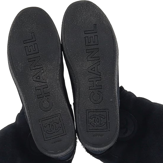Chanel CC Logo Shearling Boots in Navy Blue Suede - Image 6