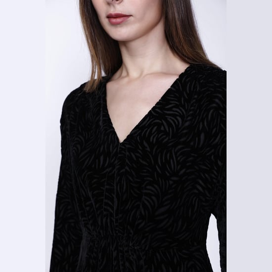 Velvet dress with V neckline and bat sleeves - Image 3