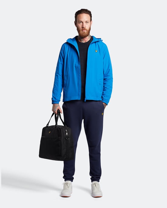 Chaqueta ligera corta con capucha en azul brillante con la marca Lyle & Scott - Image 2
