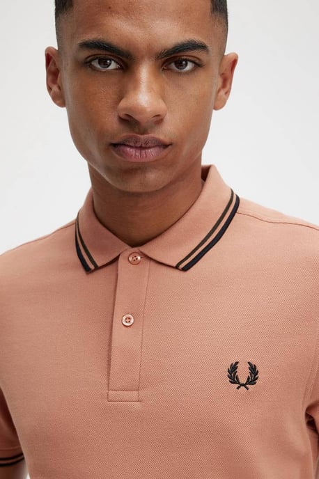 Polo negro rosa óxido con cuello con ribete doble de Fred Perry - Image 6