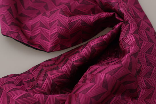 Chal de Seda Para Hombre con Flecos de Patrón Geométrico Magenta de Dolce & Gabbana - Image 5
