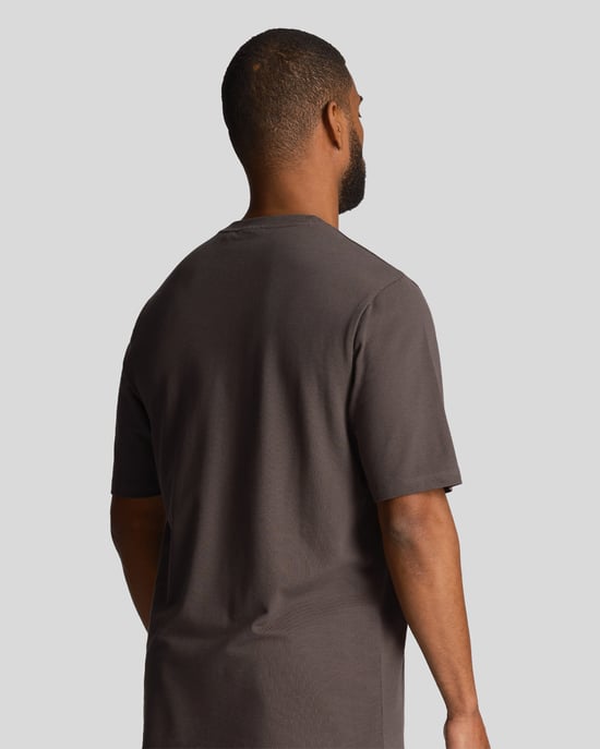 Camiseta lisa de pique con bolsillo en color bronce de Lyle & Scott - Image 3