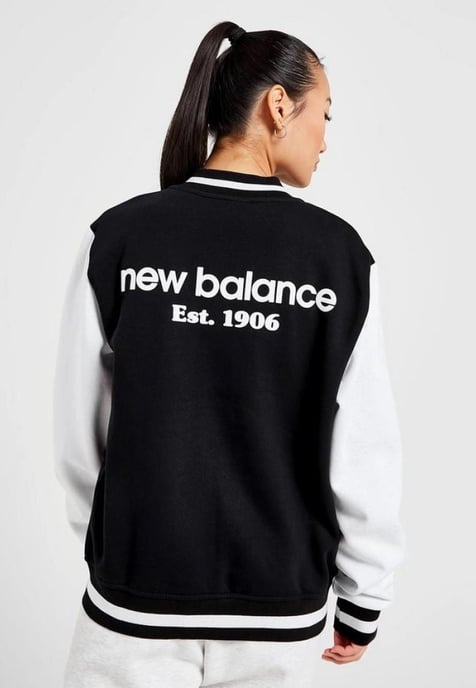 Chaqueta bomber universitaria New Balance para mujer en negro - Image 2