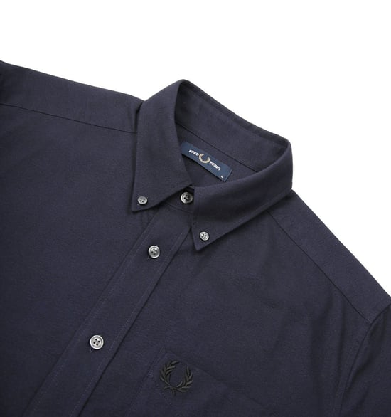 Camisa Oxford de manga larga en azul marino francés con bolsillo con la marca de Fred Perry - Image 3