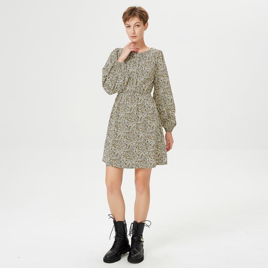 Short dress with elasticated size and flower print - Image 4