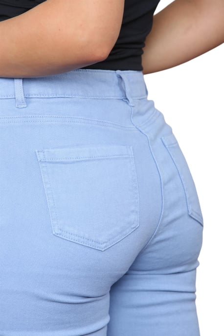 Vaqueros Mom de talle alto y pierna recta cónica para mujer de M&Co en azul cielo - Image 5