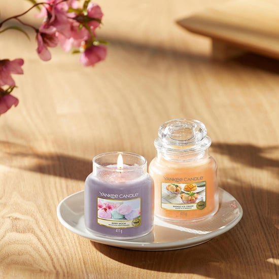 Yankee Candle Original Medium Jar Scented Candle Berry Mochi, 411g - Image 2