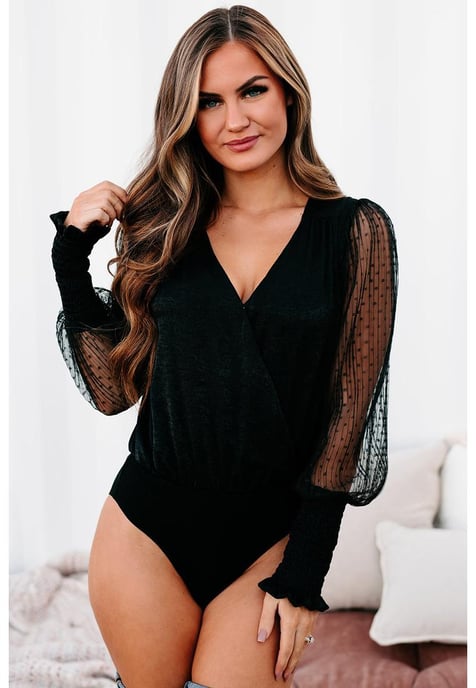 Body de malla cruzado para mujer en negro - Image 1