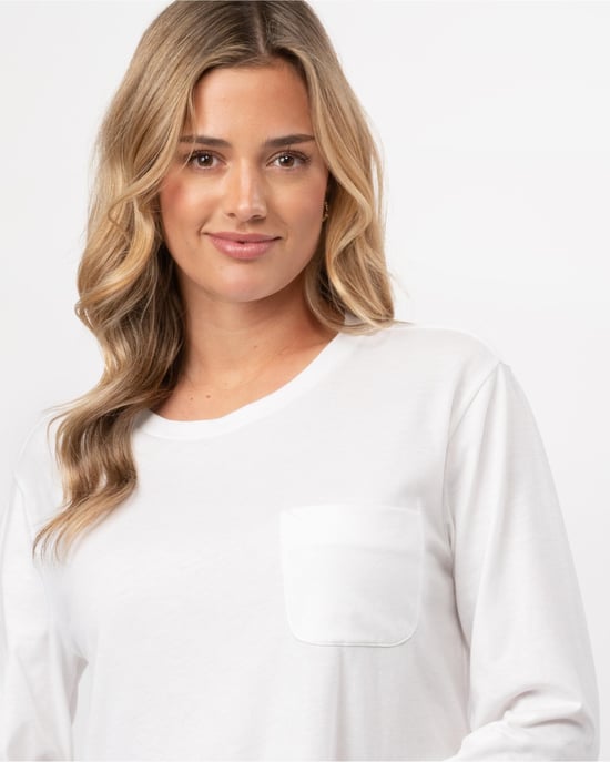 Camiseta de cuello redondo con bolsillo en el pecho y abertura lateral en color blanco - Image 2