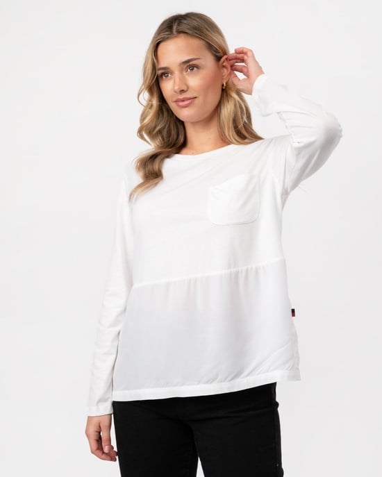 Camiseta de cuello redondo con bolsillo en el pecho y abertura lateral en color blanco - Image 1