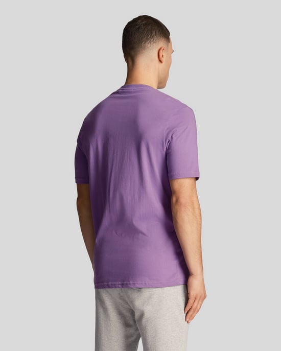 Lyle & Scott Brand Chest Logo Card camiseta morada - Image 5