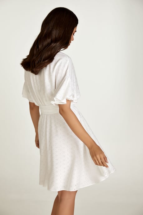 Vestido bordado blanco con mangas con volantes - Image 4