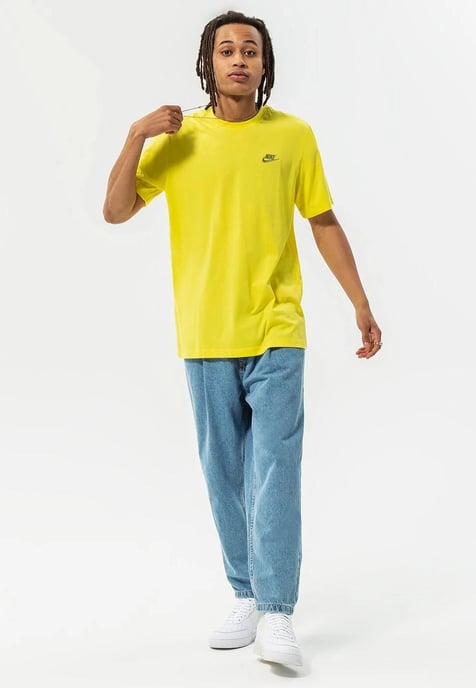Camiseta Nike Sportswear Club para hombre en amarillo - Image 4