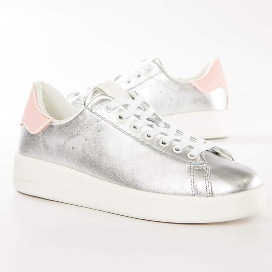 Zapatillas clásicas plateadas Guess para mujer - Image 2
