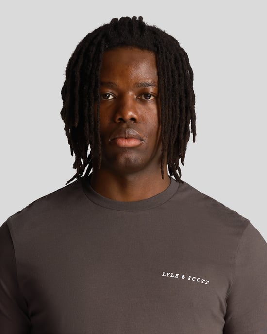 Camiseta lisa color bronce con logo bordado de Lyle & Scott - Image 4